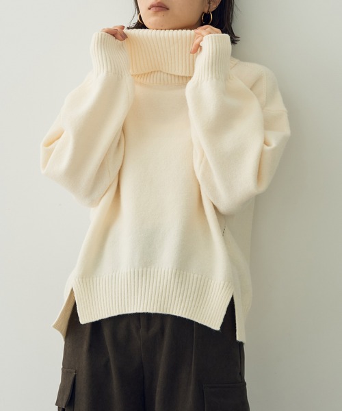 YECCA VECCA(イェッカヴェッカ)の「裾スリットタートルニット(ニット/セーター・レディース・チャコールグレー/オフホワイト/サックスブルー・FREE)」の1枚目の写真