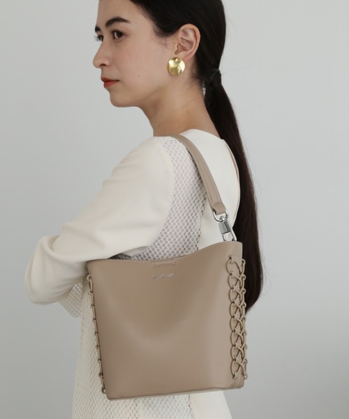 JILL STUART(ジルスチュアート)の「◆ツイストサイドトート(トートバッグ・レディース・ベージュ/ブラック・フリ-)」の2枚目の写真