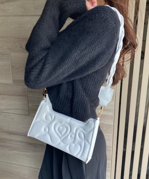 Loco Ocean(ロコオーシャン)の「【カラバリ】フェイクレザー ハートステッチ/ ショルダーバッグ(ショルダーバッグ・レディース・ブラック/ホワイト・ONE SIZE)」の4枚目の写真