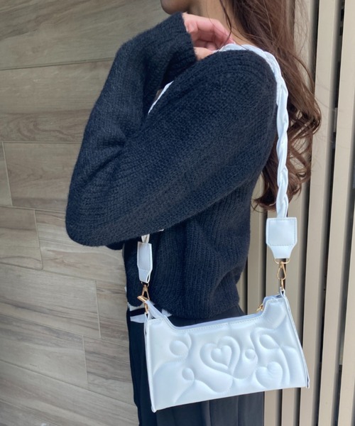 Loco Ocean(ロコオーシャン)の「【カラバリ】フェイクレザー ハートステッチ/ ショルダーバッグ(ショルダーバッグ・レディース・ブラック/ホワイト・ONE SIZE)」の10枚目の写真