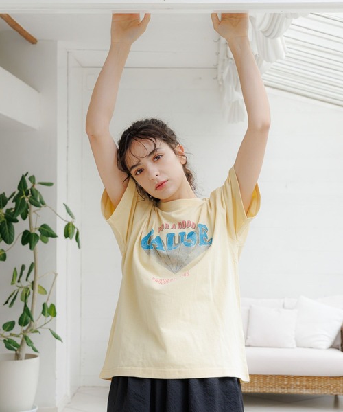 LAKOLE（ラコレ）の「グラフィックプリントＴ / 116545（Tシャツ/カットソー・レディース・オフホワイト/チャコールグレー/イエロー系その他/ダークグレー/アイボリー・SMALL/MEDIUM）」の5枚目の写真