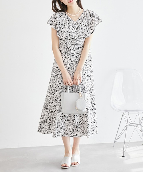 ROPE' PICNIC(ロペピクニック)の「フラワープリントラッフルワンピース/リンクコーデ(ワンピース・レディース・キナリ/ブラック系その他/ベージュ系その他3・36/38)」の2枚目の写真