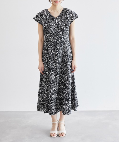 ROPE' PICNIC(ロペピクニック)の「フラワープリントラッフルワンピース/リンクコーデ(ワンピース・レディース・キナリ/ブラック系その他/ベージュ系その他3・36/38)」の4枚目の写真