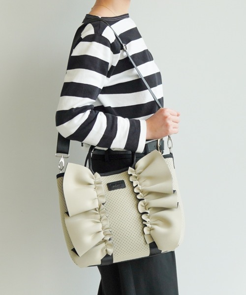 Jewelna Rose（ジュエルナローズ）の「フリルトートバッグ 16205（ハンドバッグ・レディース・ベージュ系その他/カーキ/グレイッシュベージュ・FREE）」の2枚目の写真