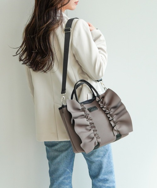 Jewelna Rose（ジュエルナローズ）の「フリルトートバッグ 16205（ハンドバッグ・レディース・ベージュ系その他/カーキ/グレイッシュベージュ・FREE）」の3枚目の写真