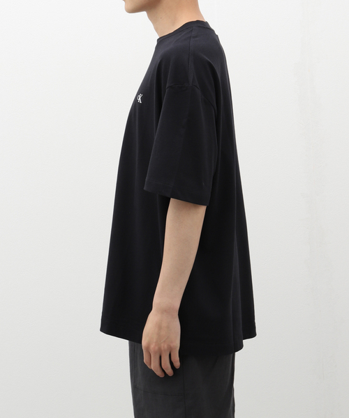 Calvin Klein（カルバン・クライン）の「【Calvin Klein / カルバン クライン】SS RLXD ARCHIVE TEE（Tシャツ/カットソー・メンズ・ホワイト/チャコールグレー/ブラック/サックスブルー・SMALL/LARGE/MEDIUM）」の7枚目の写真