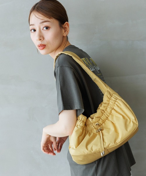 LAKOLE（ラコレ）の「パデットギャザーワンハンドルバッグ / 125596（ハンドバッグ・レディース・ブラック/イエロー/オフホワイト・FREE）」の2枚目の写真