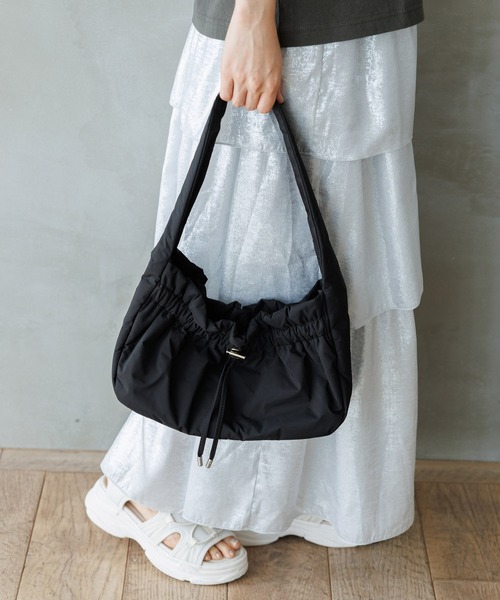 LAKOLE（ラコレ）の「パデットギャザーワンハンドルバッグ / 125596（ハンドバッグ・レディース・ブラック/イエロー/オフホワイト・FREE）」の3枚目の写真