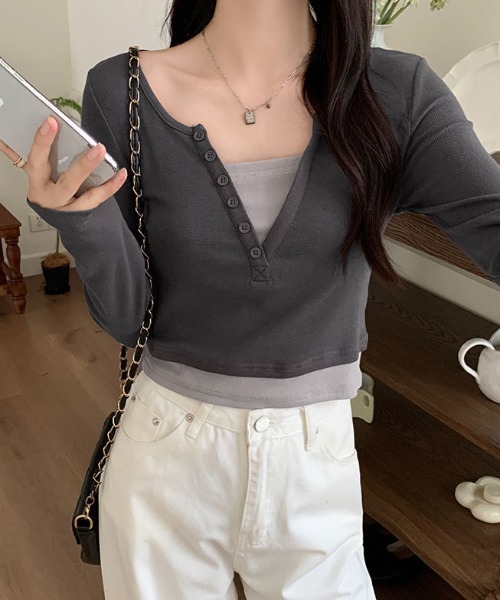 Per sist ence(パーシエンス)の「オープンヘンリーネックレイヤード風長袖トップス(Tシャツ/カットソー・レディース・ネイビー/ベージュ/チャコールグレー・MEDIUM/LARGE/X-LARGE/SMALL)」の1枚目の写真