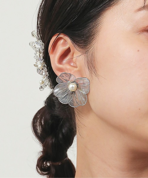 Kana（カナ）の「モダン フラワー パール ピアス パーティー 結婚式 お呼ばれ オケージョン（ピアス（両耳用）・レディース・シルバー/ゴールド・フリー）」の10枚目の写真