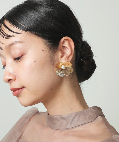 Kana（カナ）の「モダン フラワー パール ピアス パーティー 結婚式 お呼ばれ オケージョン（ピアス（両耳用）・レディース・シルバー/ゴールド・フリー）」の4枚目の写真