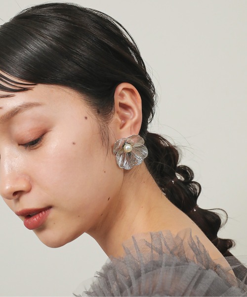 Kana（カナ）の「モダン フラワー パール ピアス パーティー 結婚式 お呼ばれ オケージョン（ピアス（両耳用）・レディース・シルバー/ゴールド・フリー）」の8枚目の写真