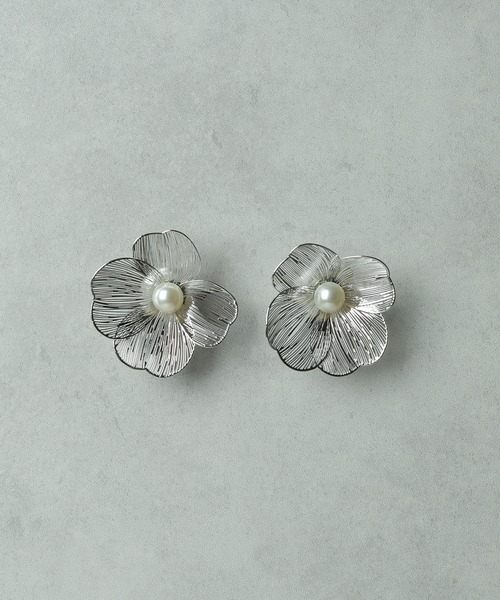 Kana（カナ）の「モダン フラワー パール ピアス パーティー 結婚式 お呼ばれ オケージョン（ピアス（両耳用）・レディース・シルバー/ゴールド・フリー）」の3枚目の写真