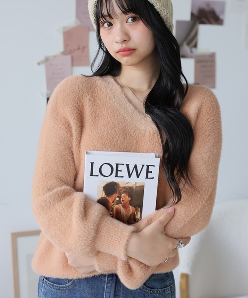 Girly Doll(ガーリードール)の「Vネックふわふわシャギーニット(ニット/セーター・レディース・ホワイト/キャメル/イエロー/ブルー・F)」の1枚目の写真