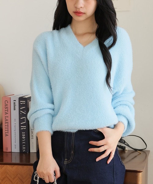 Girly Doll(ガーリードール)の「Vネックふわふわシャギーニット(ニット/セーター・レディース・ホワイト/キャメル/イエロー/ブルー・F)」の13枚目の写真
