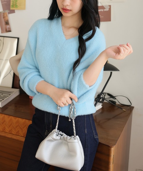 Girly Doll(ガーリードール)の「Vネックふわふわシャギーニット(ニット/セーター・レディース・ホワイト/キャメル/イエロー/ブルー・F)」の15枚目の写真