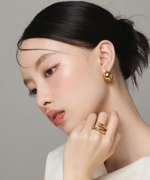 ciite' surgical stainless(シーテサージカルステンレス)の「【 金属アレルギー対応 】 ぷっくりフープピアス サージカルステンレス (両耳用)(ピアス(両耳用)・レディース・ゴールド/シルバー・FREE)」の3枚目の写真