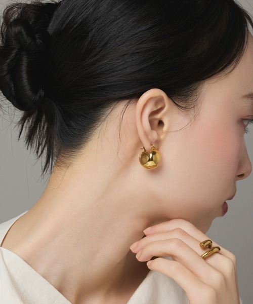 ciite' surgical stainless(シーテサージカルステンレス)の「【 金属アレルギー対応 】 ぷっくりフープピアス サージカルステンレス (両耳用)(ピアス(両耳用)・レディース・ゴールド/シルバー・FREE)」の6枚目の写真