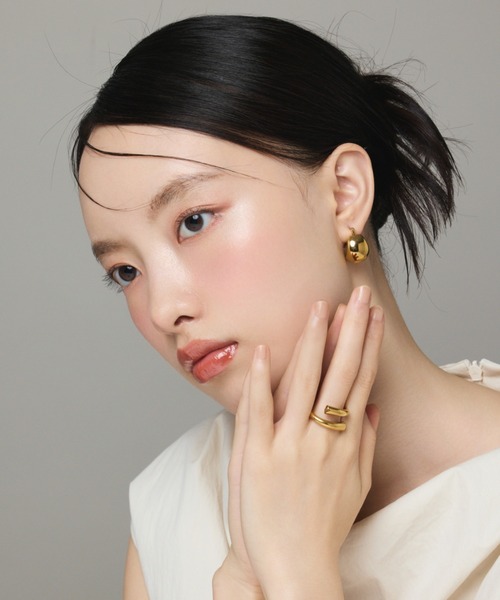 ciite' surgical stainless(シーテサージカルステンレス)の「【 金属アレルギー対応 】 ぷっくりフープピアス サージカルステンレス (両耳用)(ピアス(両耳用)・レディース・ゴールド/シルバー・FREE)」の8枚目の写真