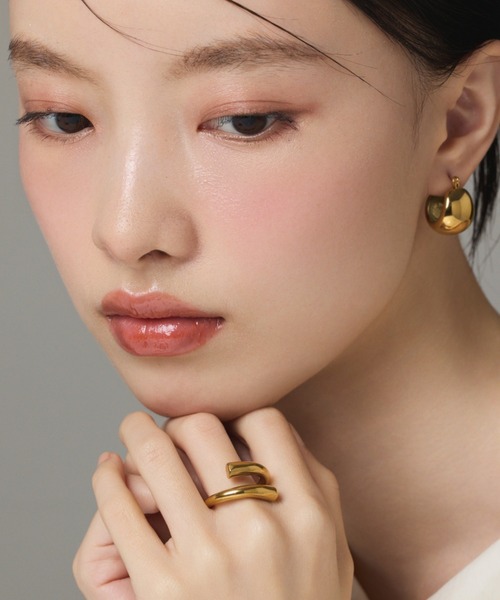ciite' surgical stainless(シーテサージカルステンレス)の「【 金属アレルギー対応 】 ぷっくりフープピアス サージカルステンレス (両耳用)(ピアス(両耳用)・レディース・ゴールド/シルバー・FREE)」の9枚目の写真