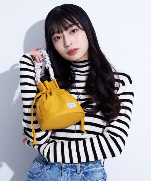 CONVERSE(コンバース)の「【CONVERSE/コンバース】FURILL MINI BAG/フリルミニバッグ/フェイクレザー/コンバース(ハンドバッグ・レディース・イエロー/レッド/グリーン/グレー/ブルー・FREE)」の4枚目の写真