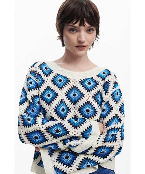 Desigual(デシグアル)の「ダイヤ柄 クロシェニット ホワイト×ブルー(ニット/セーター・レディース・マルチ・XL/L/M/S/XS)」の4枚目の写真