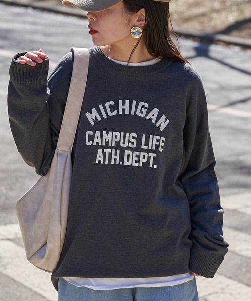 CIAOPANIC TYPY(チャオパニックティピー)の「【ユニセックス】ビックシルエットカレッジロゴプリントニット(ニット/セーター・メンズ・ブラウン/ライトグレー/チャコールグレー/グリーン・LARGE/MEDIUM)」の2枚目の写真