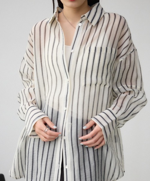 AZUL by moussy（アズールバイマウジー）の「バックスリットシアーオーバーシャツ（シャツ/ブラウス・レディース・ピンク/ホワイト系その他/オフホワイト/グレー/ブラック・FREE）」の3枚目の写真