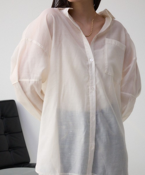 AZUL by moussy（アズールバイマウジー）の「バックスリットシアーオーバーシャツ（シャツ/ブラウス・レディース・ピンク/ホワイト系その他/オフホワイト/グレー/ブラック・FREE）」の2枚目の写真