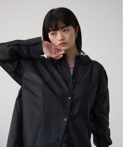 AZUL by moussy（アズールバイマウジー）の「バックスリットシアーオーバーシャツ（シャツ/ブラウス・レディース・ピンク/ホワイト系その他/オフホワイト/グレー/ブラック・FREE）」の4枚目の写真
