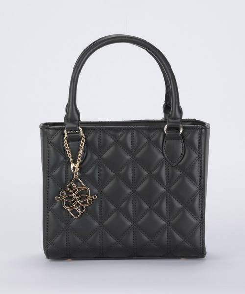 ALTROSE(アルトローズ)の「【500mlペットボトル収納可】2way ショルダーバッグ トート キルティング ロゴチャーム付き ガル(ショルダーバッグ・レディース・ブラック/アイボリー/ベージュ・FREE)」の1枚目の写真