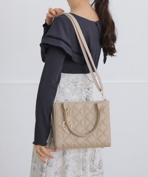 ALTROSE(アルトローズ)の「【500mlペットボトル収納可】2way ショルダーバッグ トート キルティング ロゴチャーム付き ガル(ショルダーバッグ・レディース・ブラック/アイボリー/ベージュ・FREE)」の22枚目の写真