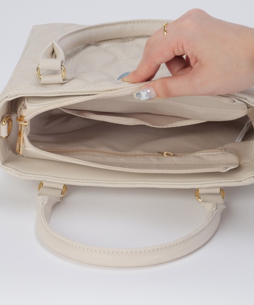 ALTROSE(アルトローズ)の「【500mlペットボトル収納可】2way ショルダーバッグ トート キルティング ロゴチャーム付き ガル(ショルダーバッグ・レディース・ブラック/アイボリー/ベージュ・FREE)」の15枚目の写真