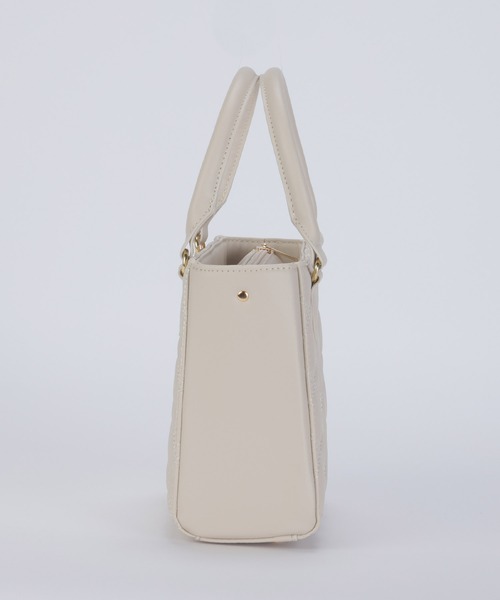 ALTROSE(アルトローズ)の「【500mlペットボトル収納可】2way ショルダーバッグ トート キルティング ロゴチャーム付き ガル(ショルダーバッグ・レディース・ブラック/アイボリー/ベージュ・FREE)」の18枚目の写真