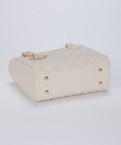 ALTROSE(アルトローズ)の「【500mlペットボトル収納可】2way ショルダーバッグ トート キルティング ロゴチャーム付き ガル(ショルダーバッグ・レディース・ブラック/アイボリー/ベージュ・FREE)」の20枚目の写真