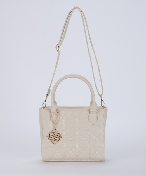 ALTROSE(アルトローズ)の「【500mlペットボトル収納可】2way ショルダーバッグ トート キルティング ロゴチャーム付き ガル(ショルダーバッグ・レディース・ブラック/アイボリー/ベージュ・FREE)」の16枚目の写真