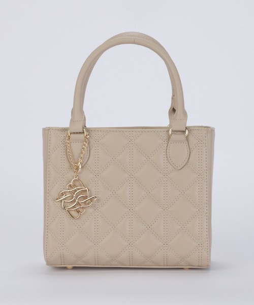 ALTROSE(アルトローズ)の「【500mlペットボトル収納可】2way ショルダーバッグ トート キルティング ロゴチャーム付き ガル(ショルダーバッグ・レディース・ブラック/アイボリー/ベージュ・FREE)」の14枚目の写真