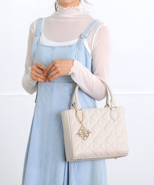 ALTROSE(アルトローズ)の「【500mlペットボトル収納可】2way ショルダーバッグ トート キルティング ロゴチャーム付き ガル(ショルダーバッグ・レディース・ブラック/アイボリー/ベージュ・FREE)」の7枚目の写真