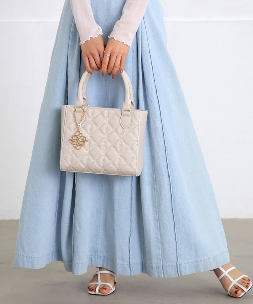 ALTROSE(アルトローズ)の「【500mlペットボトル収納可】2way ショルダーバッグ トート キルティング ロゴチャーム付き ガル(ショルダーバッグ・レディース・ブラック/アイボリー/ベージュ・FREE)」の9枚目の写真