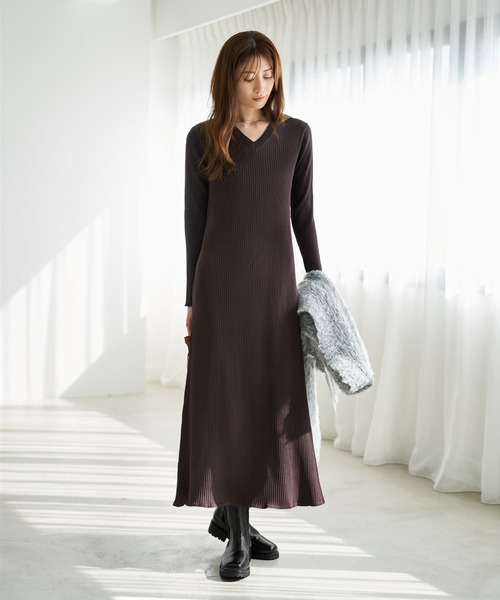 STYLE DELI（スタイルデリ）の「リブ編みVネックロングワンピース（ワンピース・レディース・ネイビー/ブラック/ダークブラウン・SMALL/MEDIUM）」の11枚目の写真