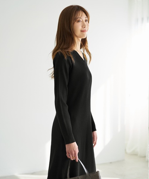 STYLE DELI（スタイルデリ）の「リブ編みVネックロングワンピース（ワンピース・レディース・ネイビー/ブラック/ダークブラウン・SMALL/MEDIUM）」の13枚目の写真