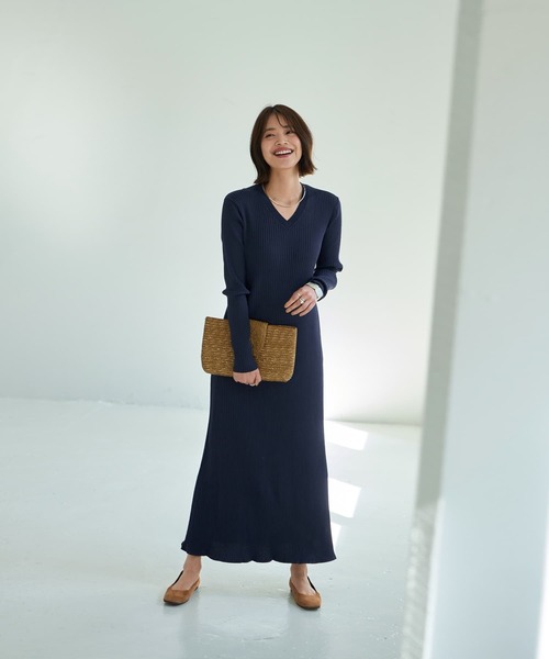 STYLE DELI（スタイルデリ）の「リブ編みVネックロングワンピース（ワンピース・レディース・ネイビー/ブラック/ダークブラウン・SMALL/MEDIUM）」の16枚目の写真