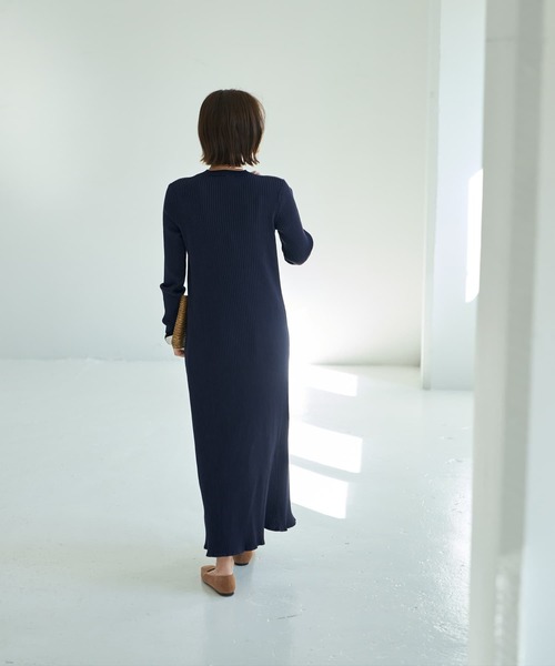 STYLE DELI（スタイルデリ）の「リブ編みVネックロングワンピース（ワンピース・レディース・ネイビー/ブラック/ダークブラウン・SMALL/MEDIUM）」の18枚目の写真
