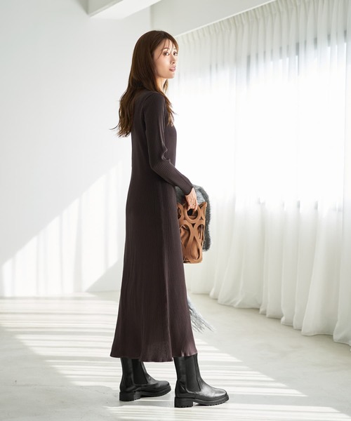 STYLE DELI（スタイルデリ）の「リブ編みVネックロングワンピース（ワンピース・レディース・ネイビー/ブラック/ダークブラウン・SMALL/MEDIUM）」の6枚目の写真