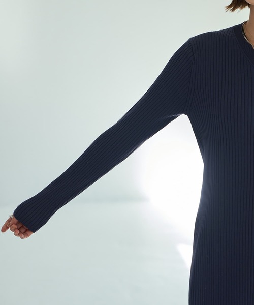 STYLE DELI（スタイルデリ）の「リブ編みVネックロングワンピース（ワンピース・レディース・ネイビー/ブラック/ダークブラウン・SMALL/MEDIUM）」の20枚目の写真