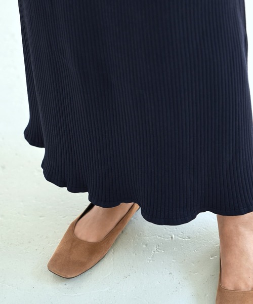 STYLE DELI（スタイルデリ）の「リブ編みVネックロングワンピース（ワンピース・レディース・ネイビー/ブラック/ダークブラウン・SMALL/MEDIUM）」の21枚目の写真
