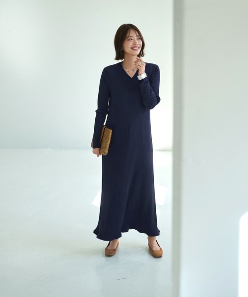 STYLE DELI（スタイルデリ）の「リブ編みVネックロングワンピース（ワンピース・レディース・ネイビー/ブラック/ダークブラウン・SMALL/MEDIUM）」の22枚目の写真