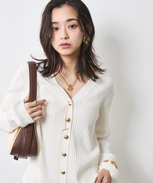 CHIC STYLE(シックスタイル)の「綿100%ワイドリブVネックニットカーディガン<大きいサイズ有>シックスタイル(カーディガン/ボレロ・レディース・ブラック/オフホワイト/ベージュ・5L/4L/3L/LL/L/M)」の2枚目の写真