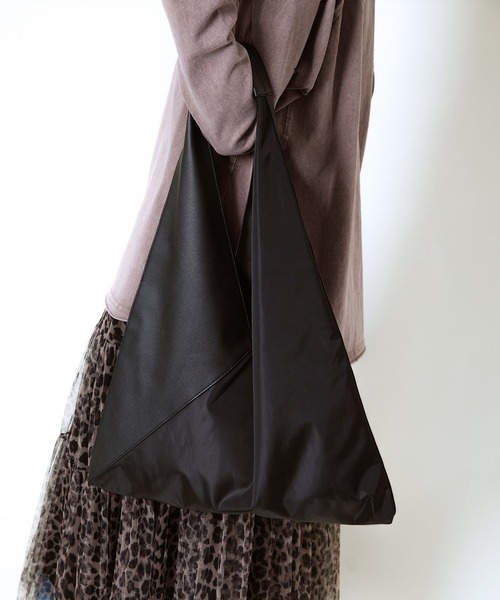 GORGE(ゴージ)の「《三角フォルムで差がつく》レディース 合皮×布帛 トートバッグ 大容量 春夏秋冬(トートバッグ・レディース・グレー/ブラック・F)」の22枚目の写真