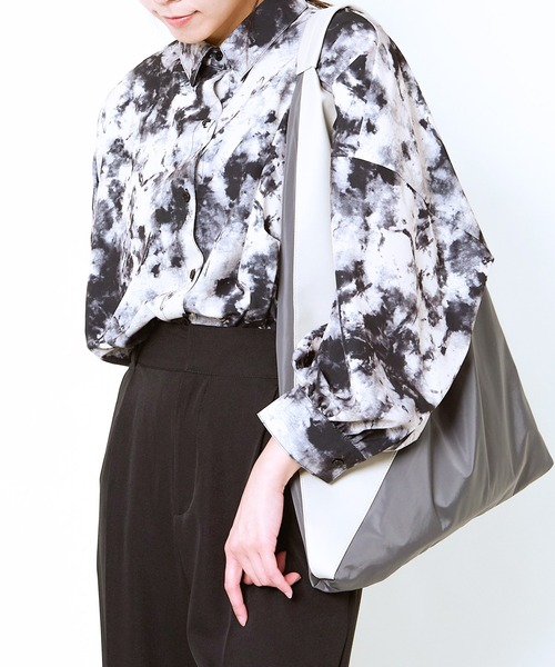 GORGE(ゴージ)の「《三角フォルムで差がつく》レディース 合皮×布帛 トートバッグ 大容量 春夏秋冬(トートバッグ・レディース・グレー/ブラック・F)」の10枚目の写真
